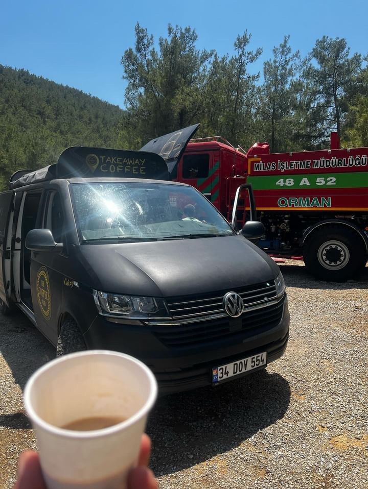 Bodrum’daki yangına müdahale eden ekibe soğuk kahve ikramı
