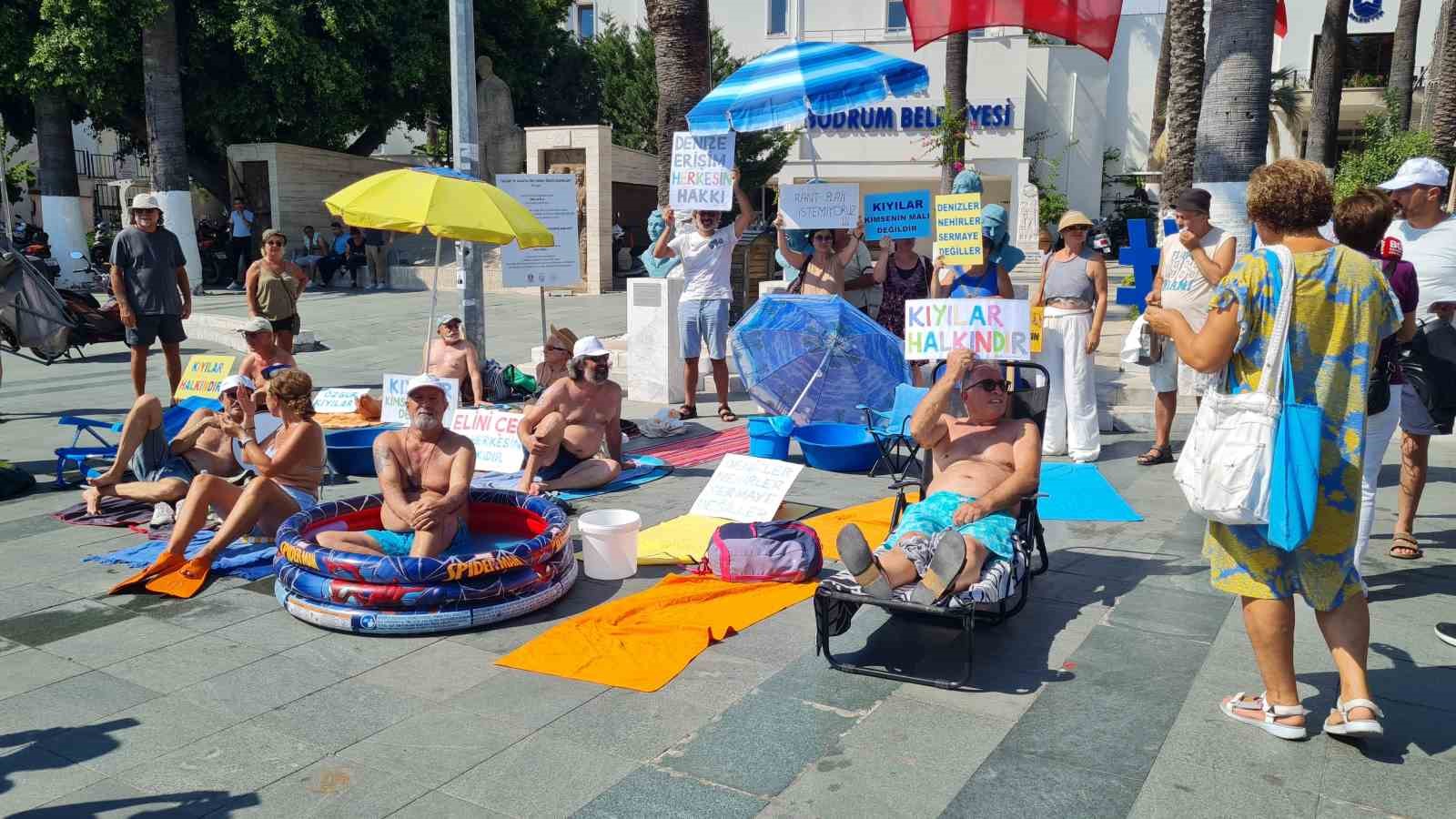 ‘Kıyıda yer yok’ deyip şemsiyeleri ve havlularıyla meydana geldiler
