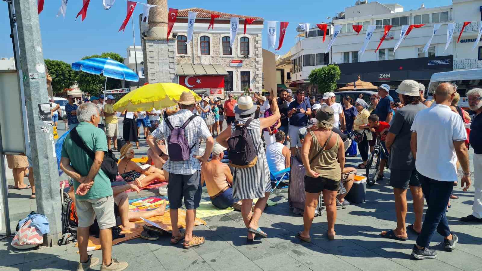 ‘Kıyıda yer yok’ deyip şemsiyeleri ve havlularıyla meydana geldiler
