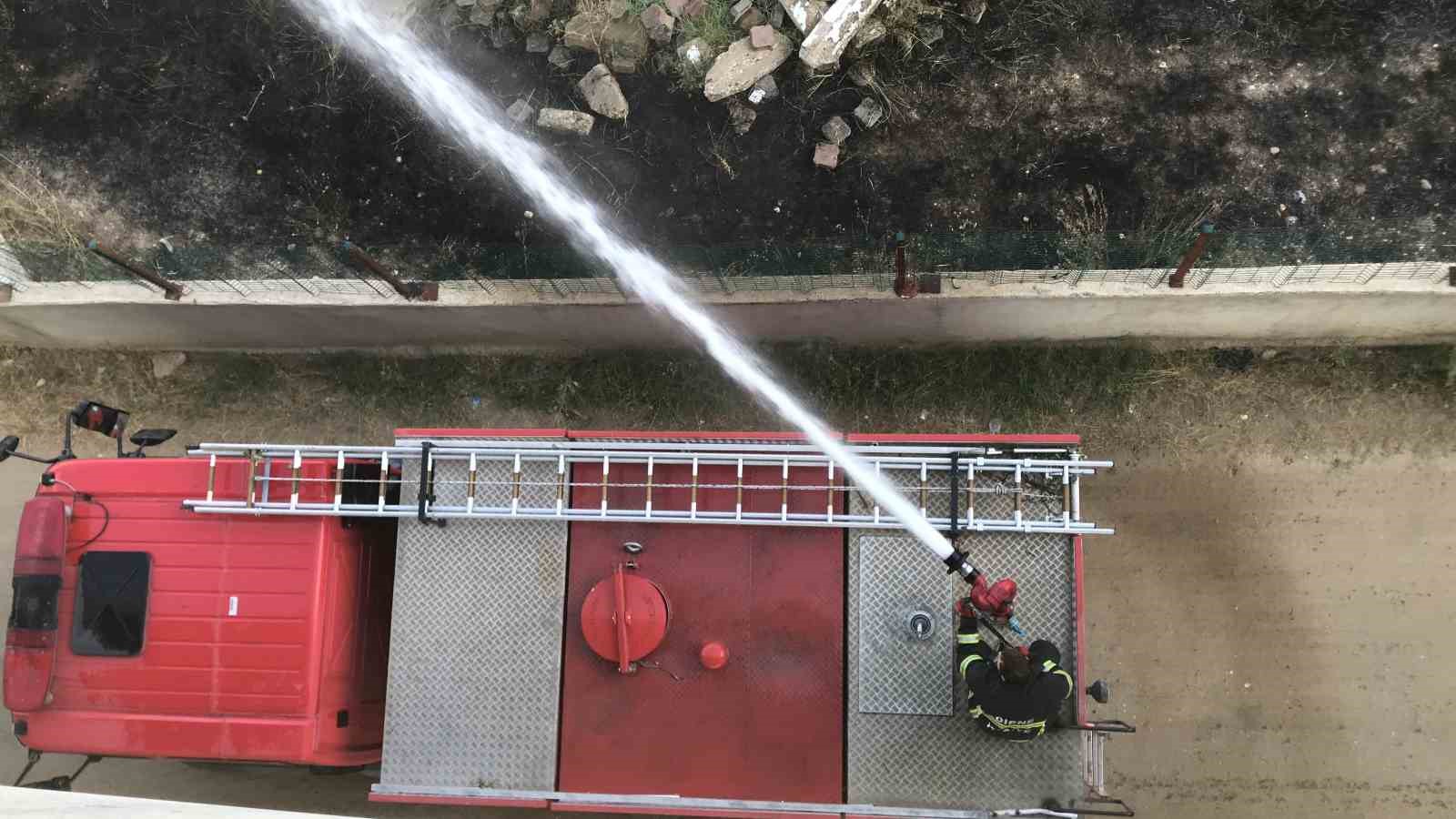 Edirne’de ot yangını mısır tarlasına sıçramadan söndürüldü
