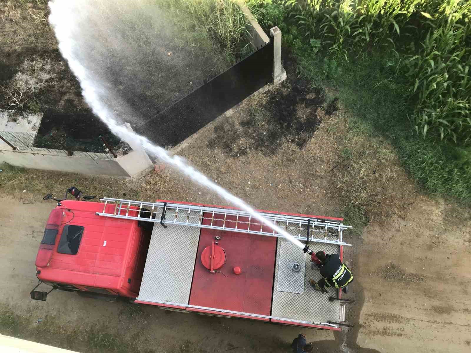 Edirne’de ot yangını mısır tarlasına sıçramadan söndürüldü
