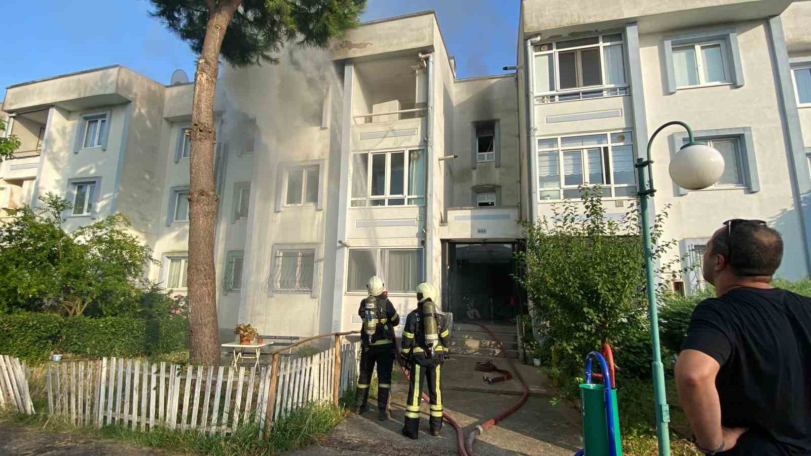 Evi alev topuna döndü: Uyuyan şahsı komşuları kurtardı
