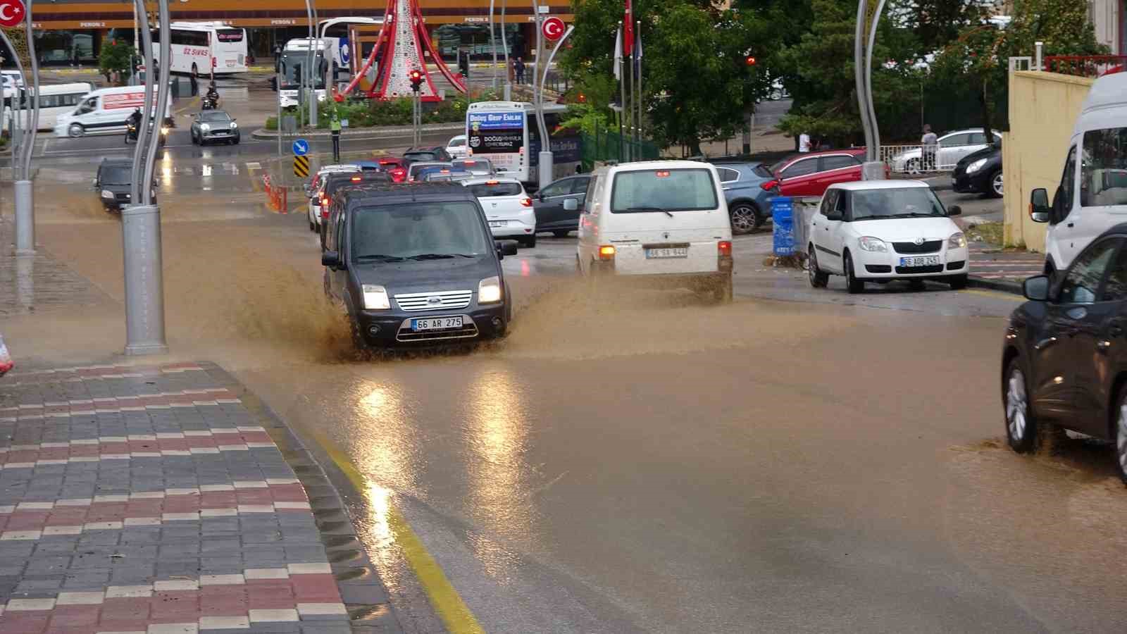 Yozgat’ta şiddetli yağış etkili oldu, ev ve iş yerleri sular altında kaldı
