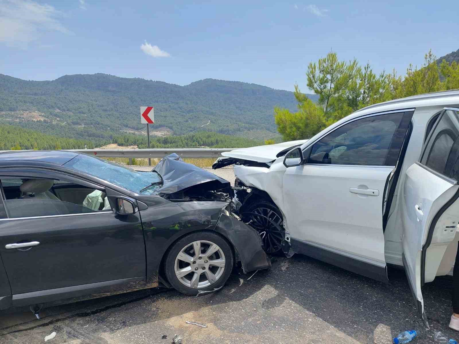 Antalya’da 2 araç kafa kafaya çarpıştı: 7 yaralı
