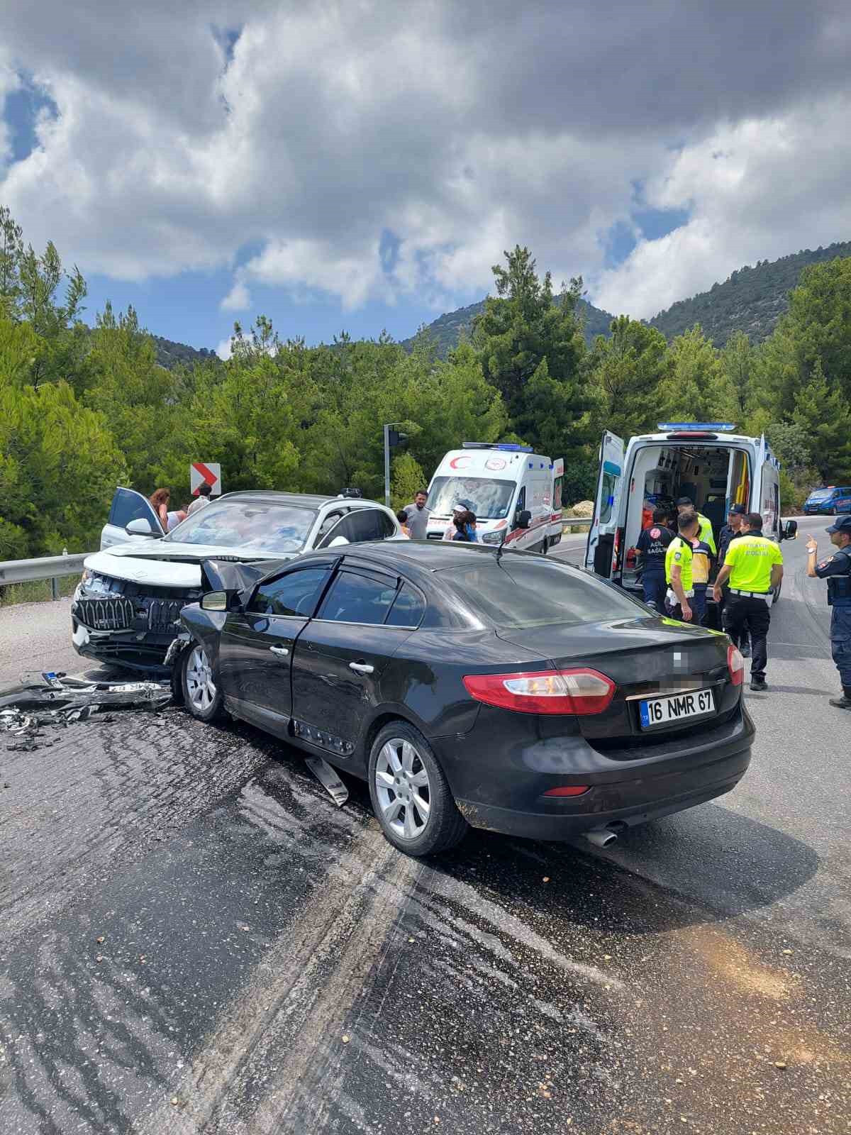 Antalya’da 2 araç kafa kafaya çarpıştı: 7 yaralı
