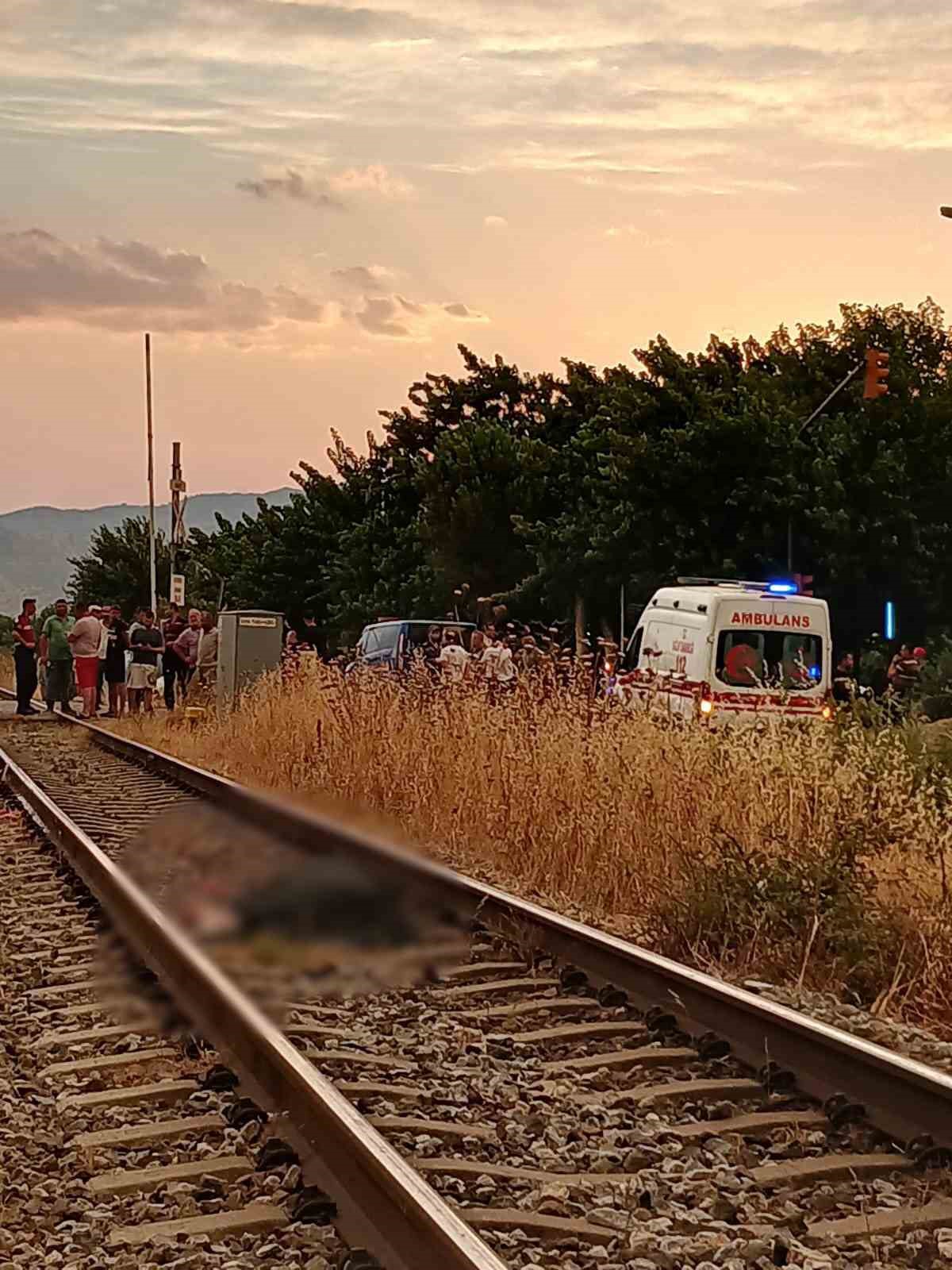 Bariyer kapalıyken karşıya geçmeye çalışan 2 kişiye tren çarptı: 1 ölü, 1 yaralı
