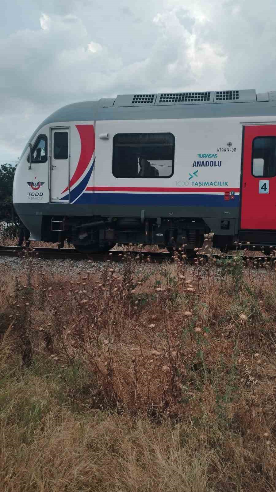 Bariyer kapalıyken karşıya geçmeye çalışan 2 kişiye tren çarptı: 1 ölü, 1 yaralı
