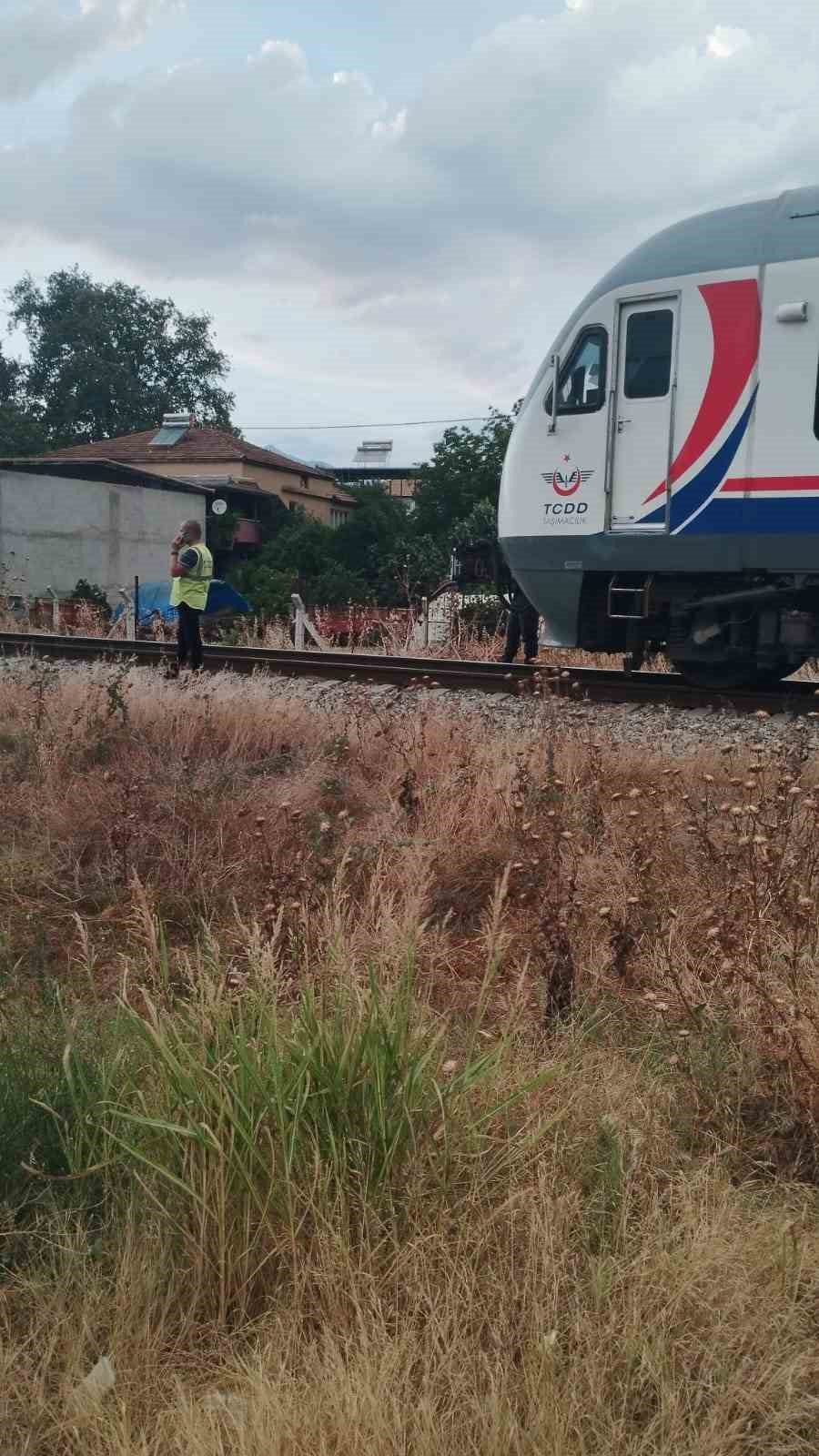 Bariyer kapalıyken karşıya geçmeye çalışan 2 kişiye tren çarptı: 1 ölü, 1 yaralı
