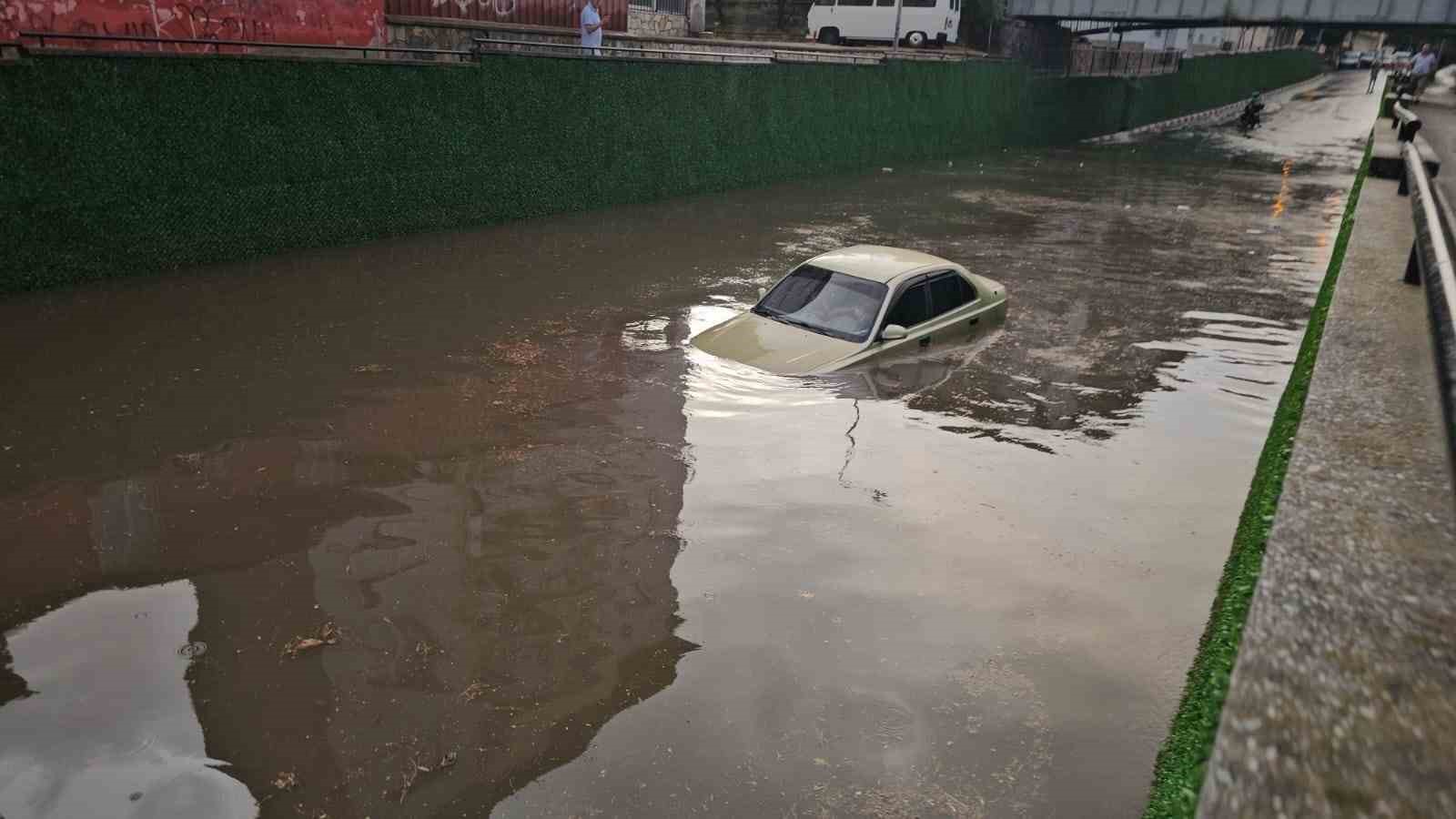 Göle dönen alt geçide giren otomobil sulara gömüldü
