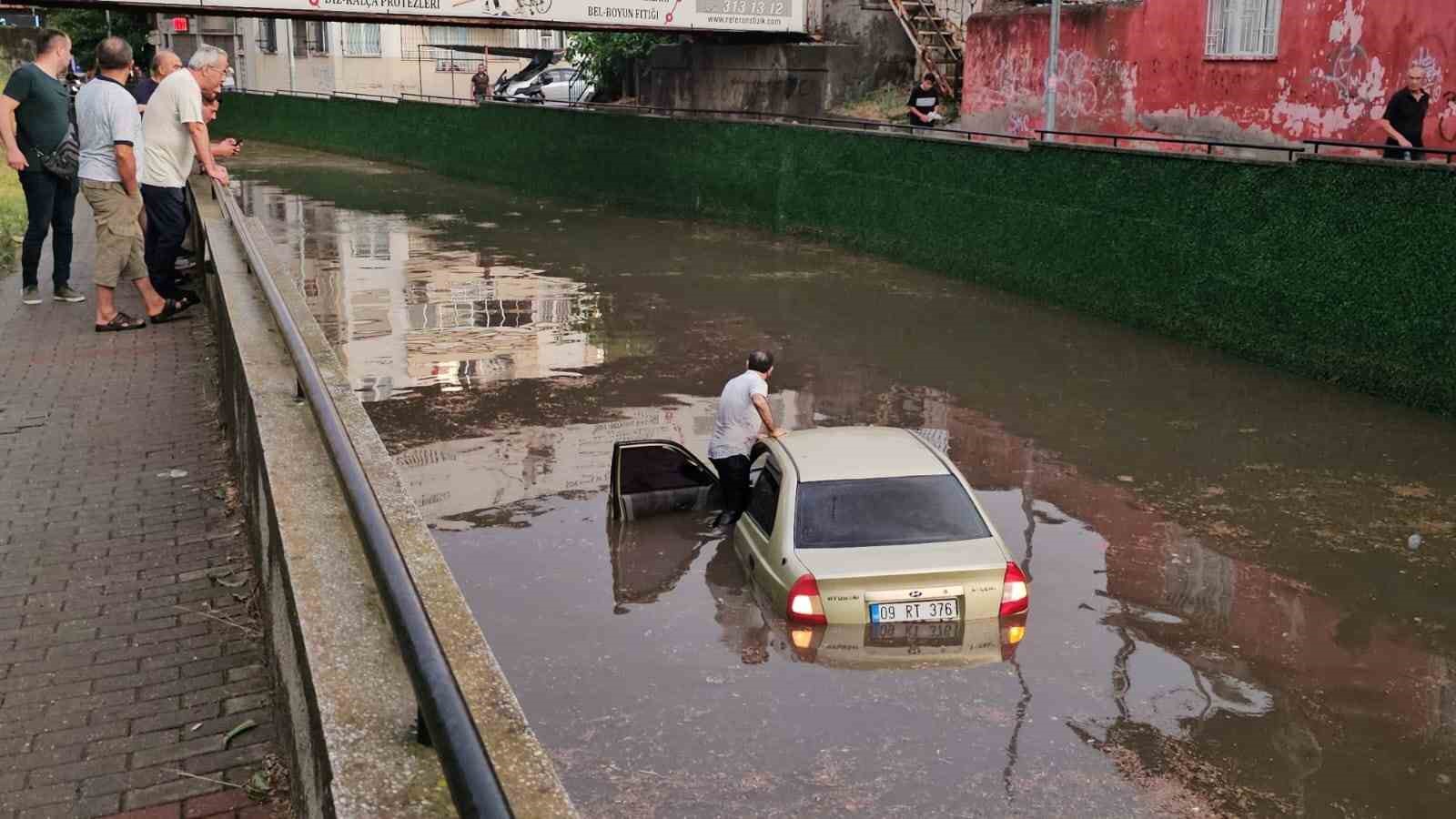 Göle dönen alt geçide giren otomobil sulara gömüldü
