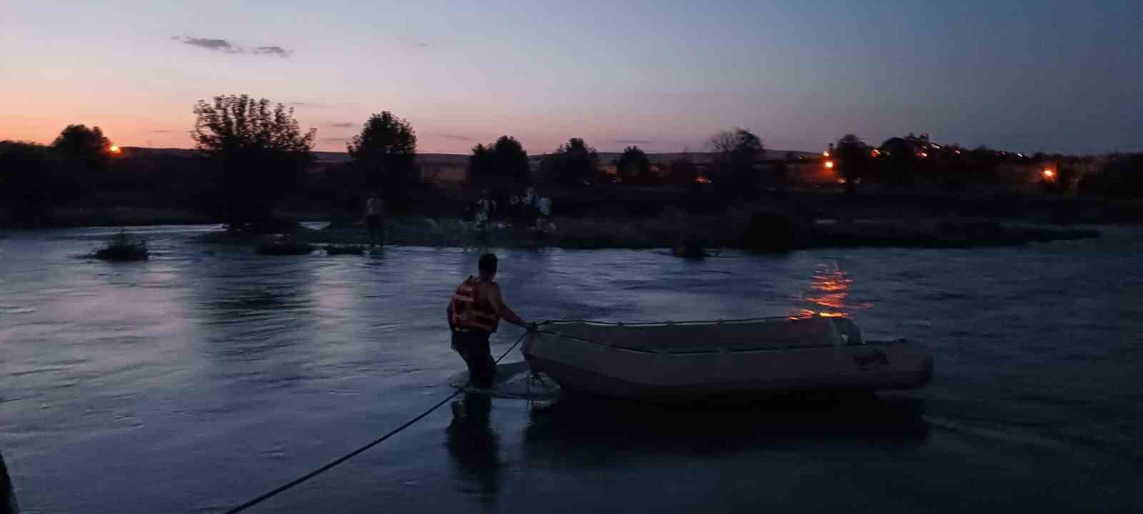 Dicle Nehri’nde mahsur kalan 11 kişilik aile kurtarıldı
