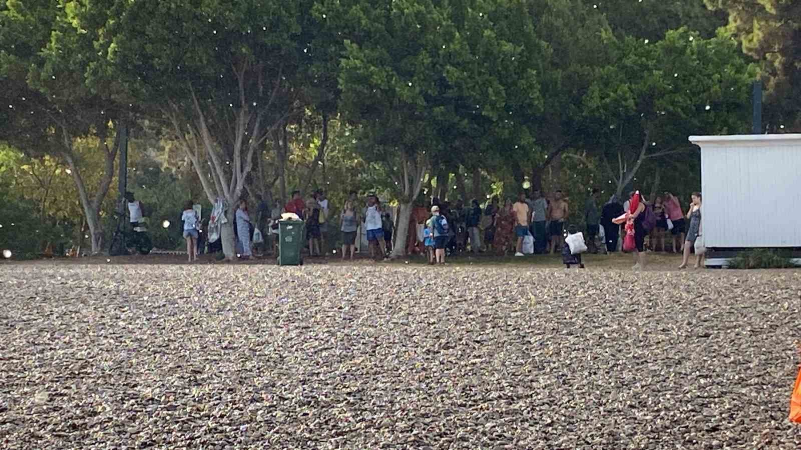 Antalya’da yağmur tatilcilere zor anlar yaşattı, gökkuşağı teselli oldu
