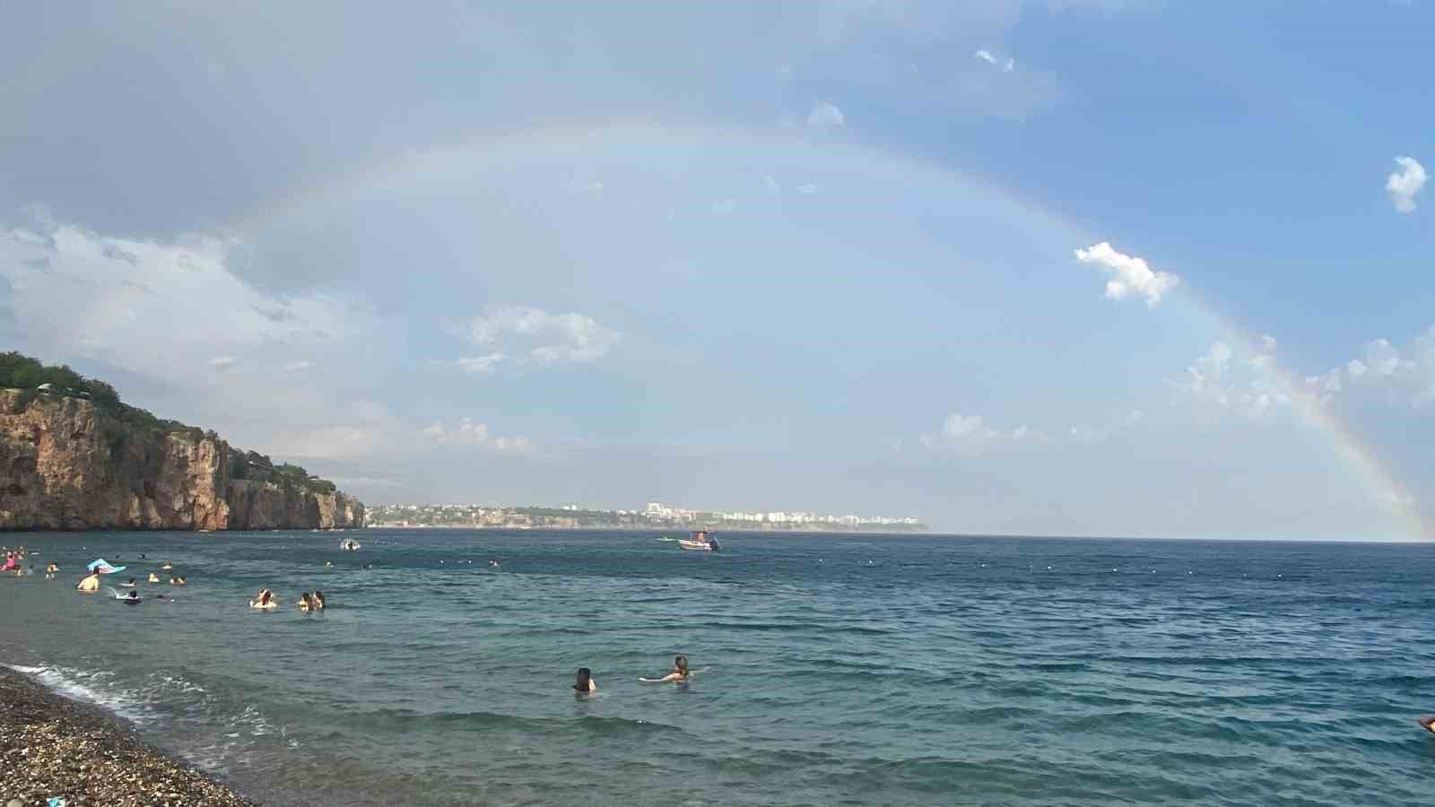 Antalya’da yağmur tatilcilere zor anlar yaşattı, gökkuşağı teselli oldu
