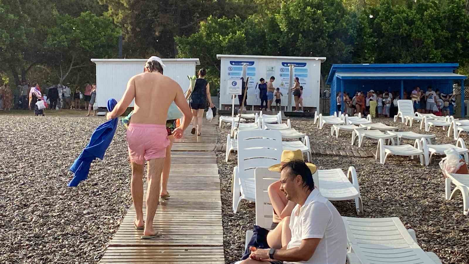 Antalya’da yağmur tatilcilere zor anlar yaşattı, gökkuşağı teselli oldu
