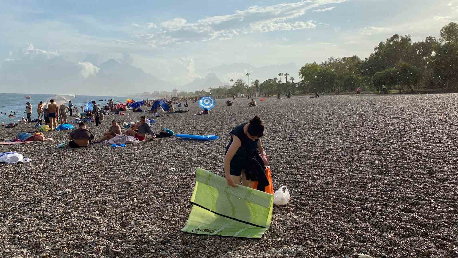 Antalya’da yağmur tatilcilere zor anlar yaşattı, gökkuşağı teselli oldu
