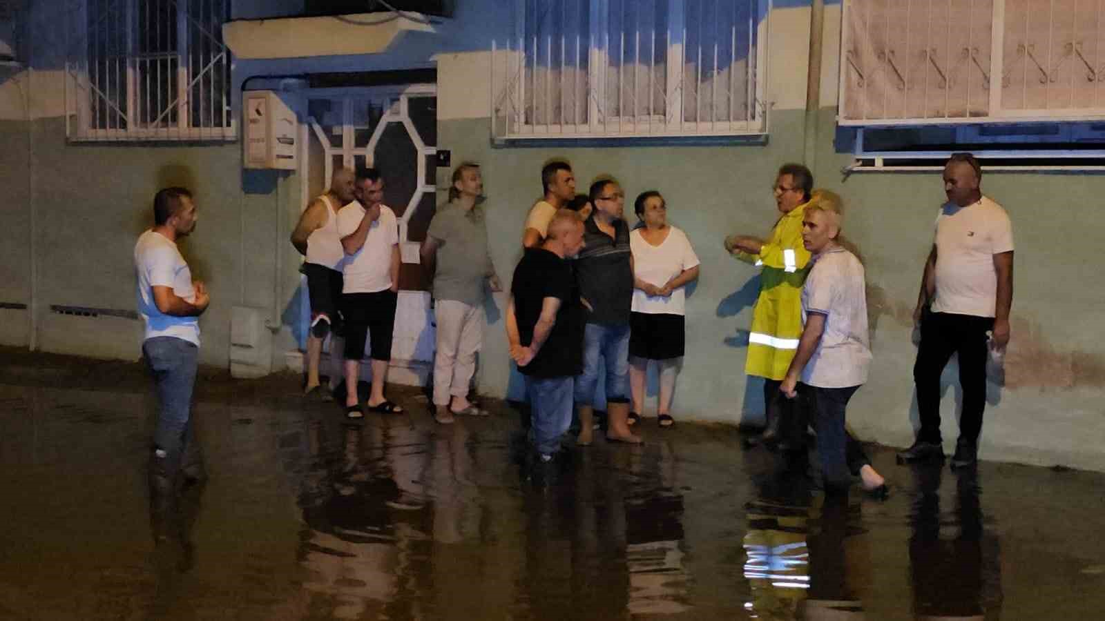 Başkan Tetik, su baskını olan mahallelerde incelemelerde bulundu
