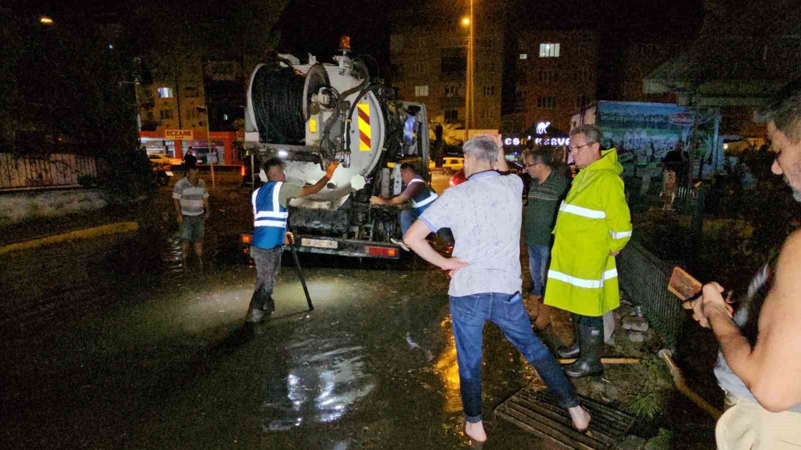 Başkan Tetik, su baskını olan mahallelerde incelemelerde bulundu
