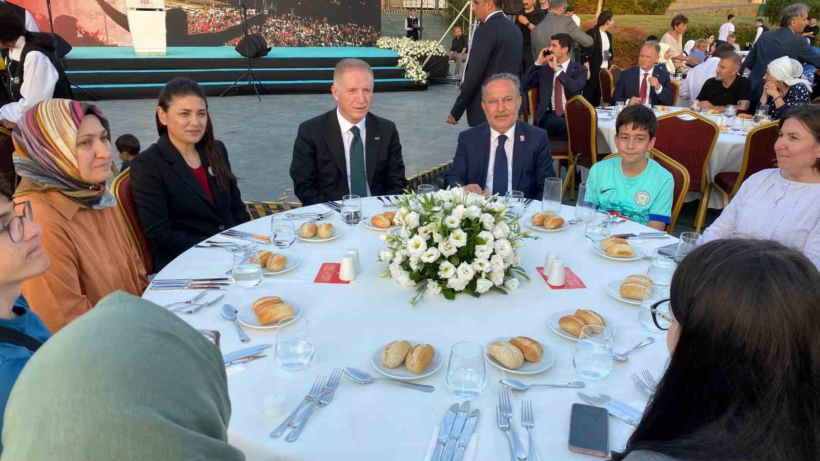 İstanbul Valisi Davut Gül, 15 Temmuz şehit aileleri onuruna düzenlenen programa katıldı
