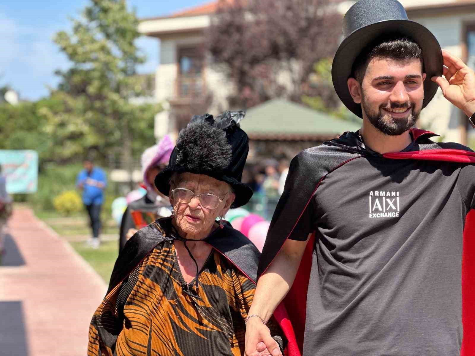 Huzurevindeki yaşlılar ‘Cumhuriyet Dönemi Şapkaları Defilesi’nde boy gösterdi
