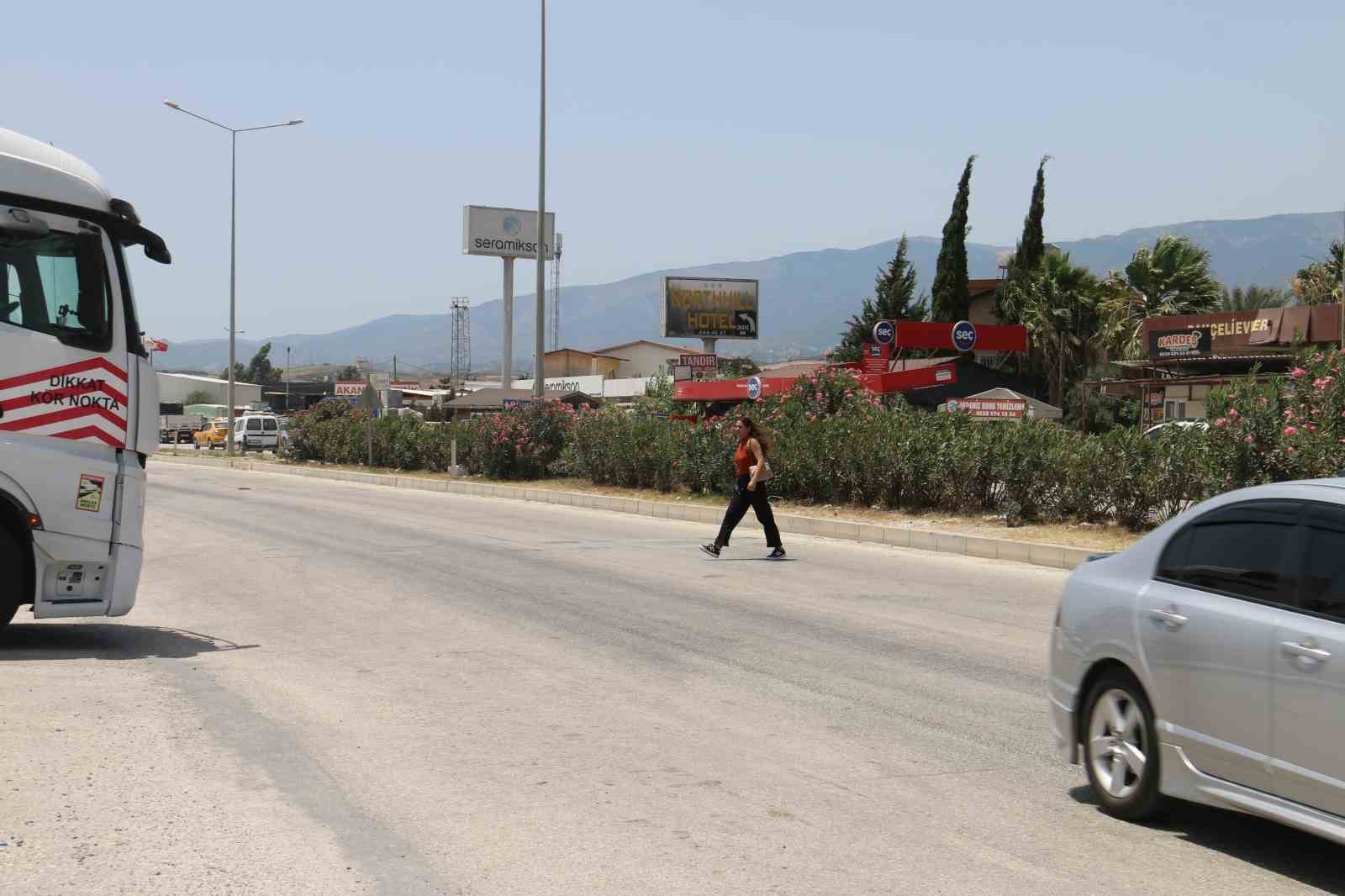 Motosikletin çarptığı 2 yayayı havaya uçurduğu anlar kamerada
