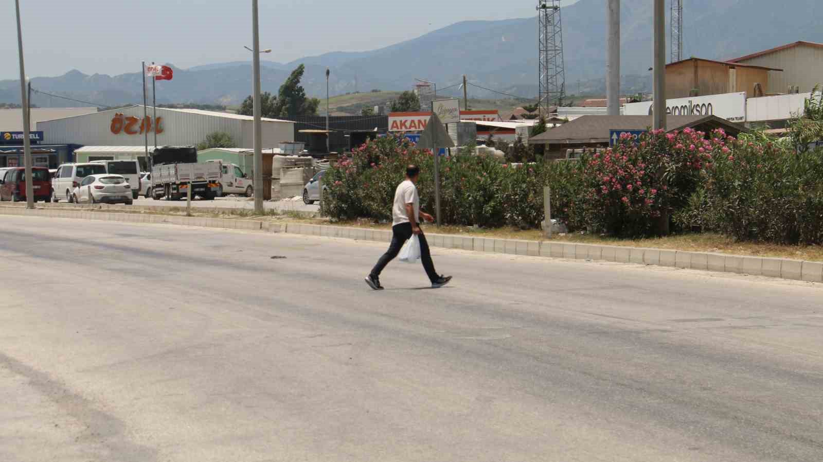 Motosikletin çarptığı 2 yayayı havaya uçurduğu anlar kamerada
