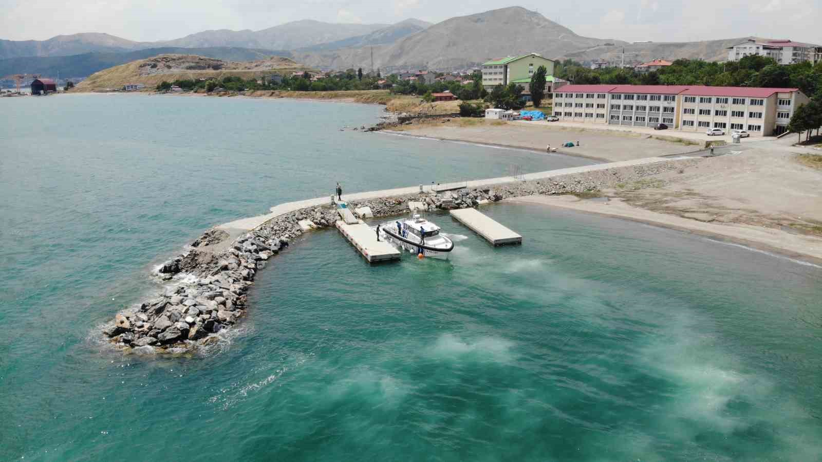 Polis botu Van Gölü’nde kaçak avlanmaya izin vermiyor
