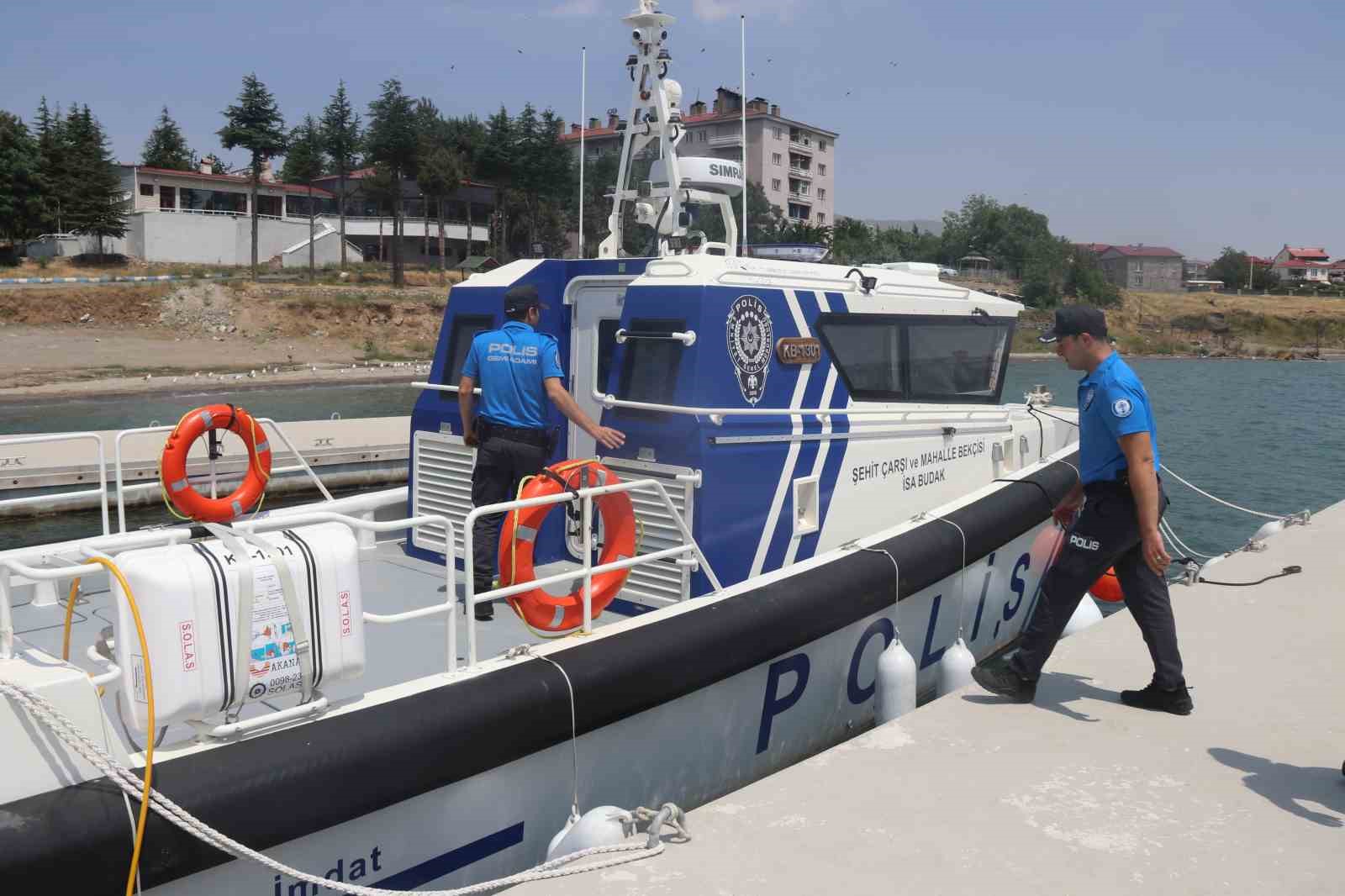 Polis botu Van Gölü’nde kaçak avlanmaya izin vermiyor
