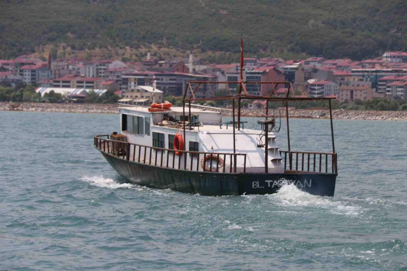 Polis botu Van Gölü’nde kaçak avlanmaya izin vermiyor
