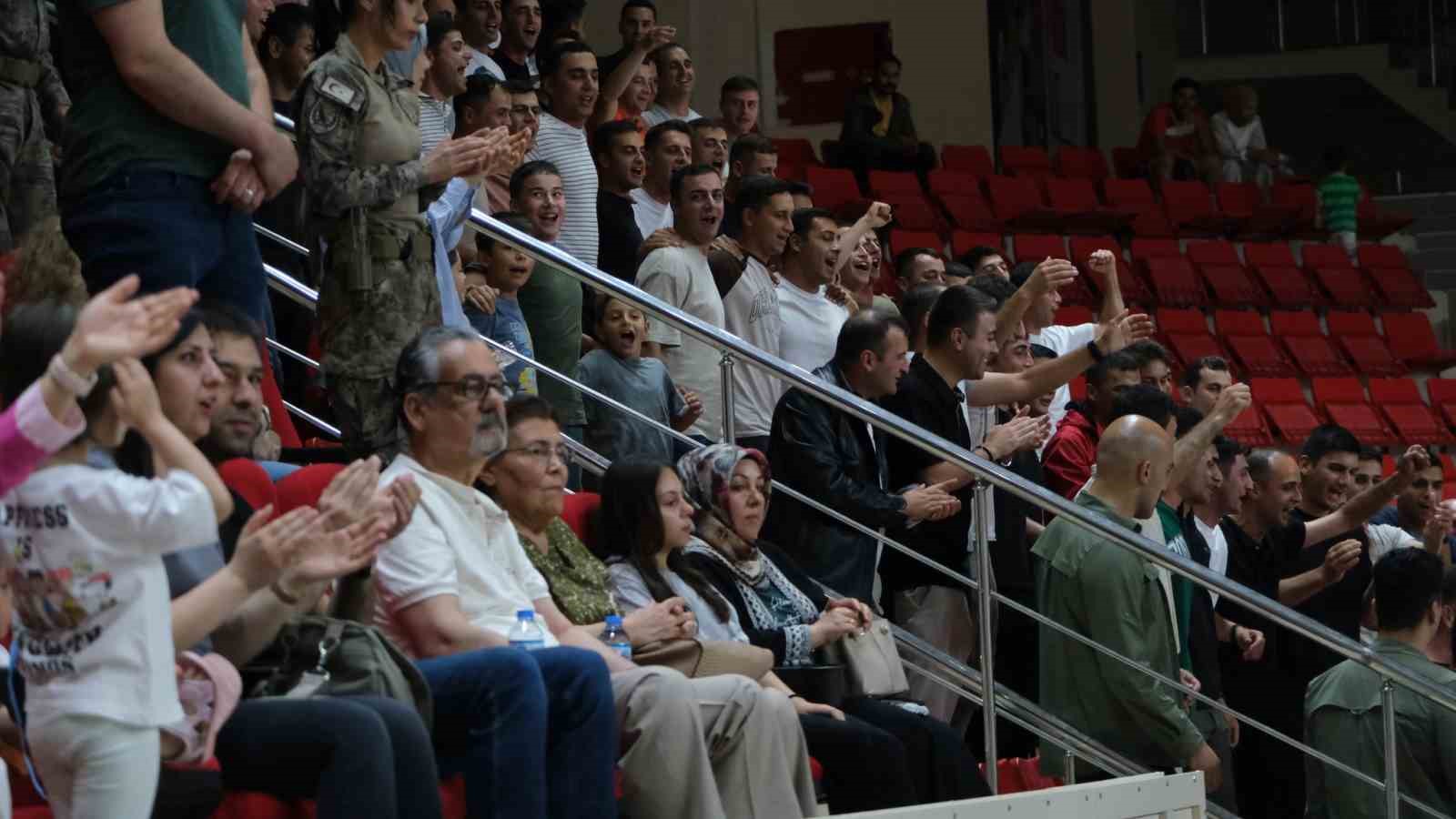 Turnuvanın şampiyonu polisler oldu
