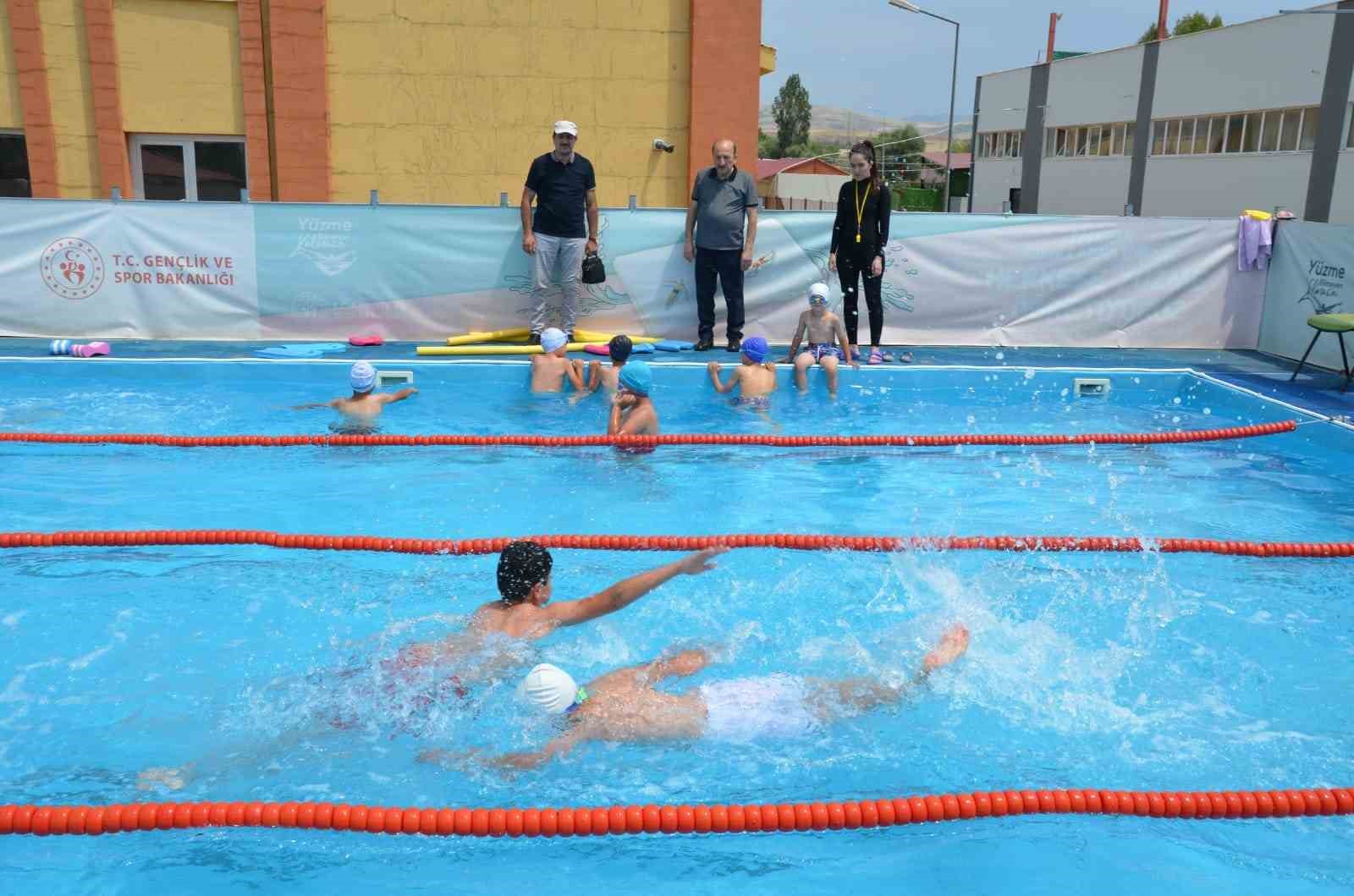 Tercan’da yüzme kursu açıldı
