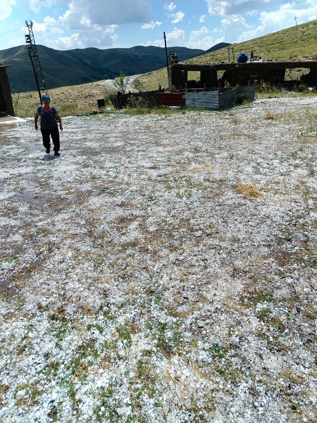 Tunceli’de dolu ve sağanak ekili alanlara zarar verdi
