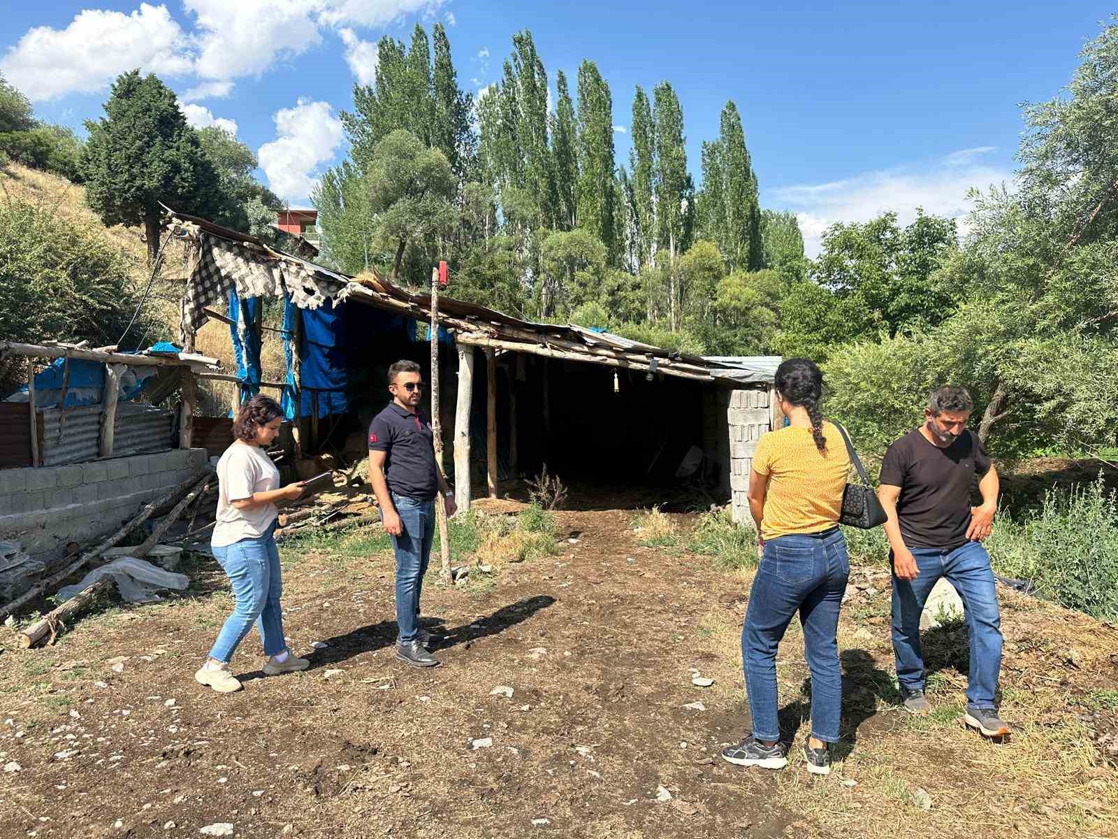 Tunceli’de dolu ve sağanak ekili alanlara zarar verdi
