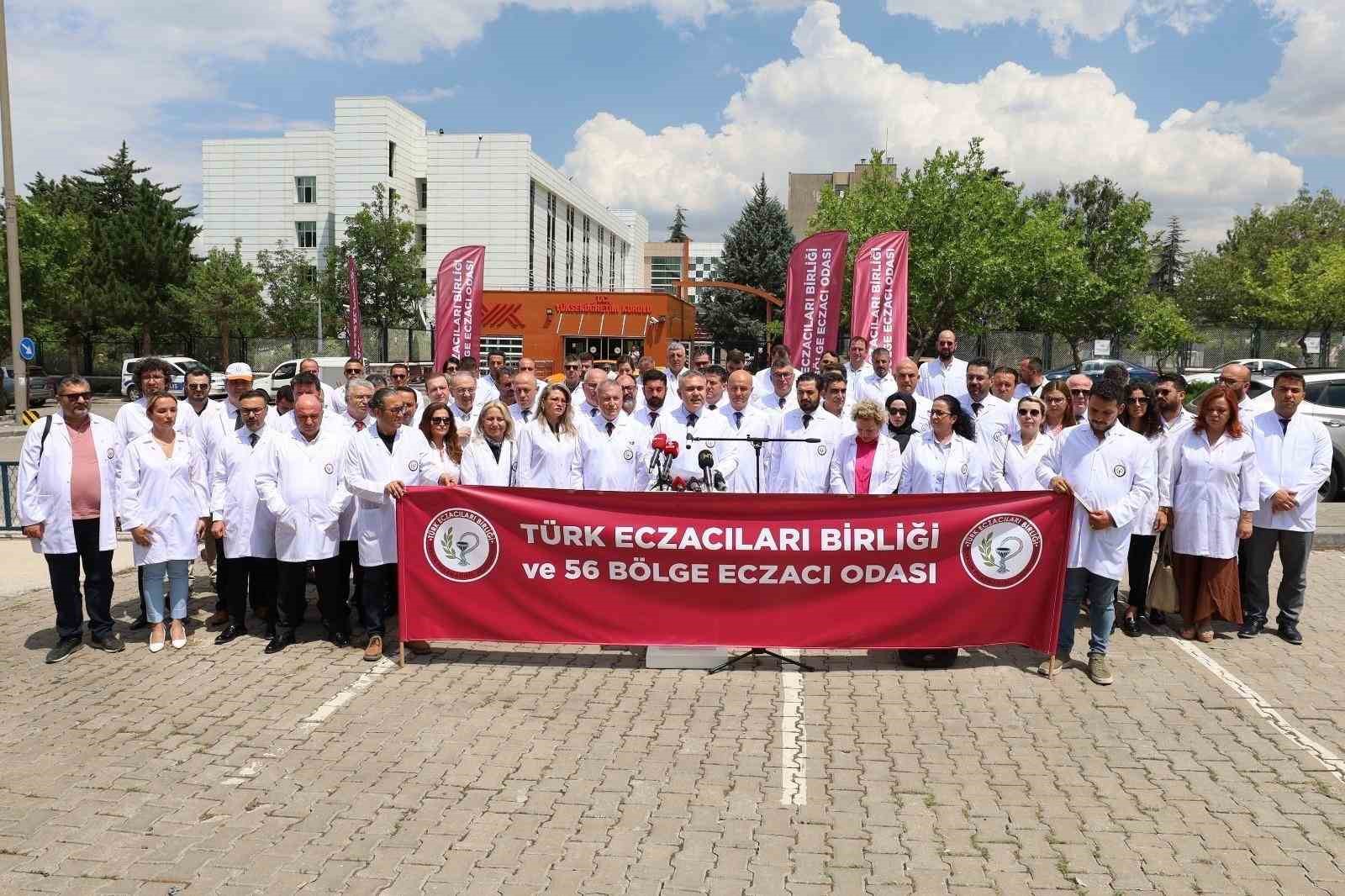 Eczacılar, her geçen gün açılan eczacılık fakültelerinden ve istihdam sorunundan dert yandı
