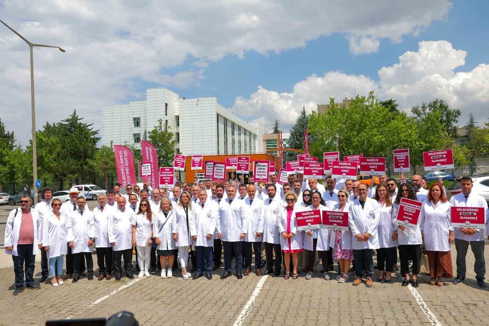 Eczacılar, her geçen gün açılan eczacılık fakültelerinden ve istihdam sorunundan dert yandı
