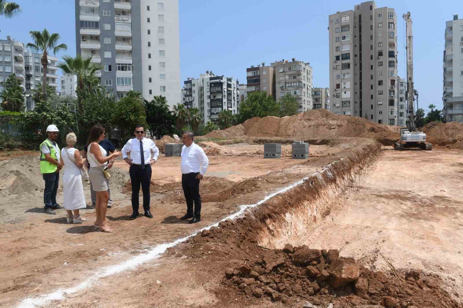 Başkan Özyiğit, kent kütüphanesi inşaatını inceledi
