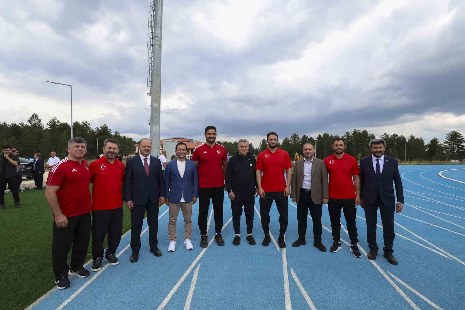 Bakan Bak olimpiyatlara hazırlanan sporcuları ziyaret etti
