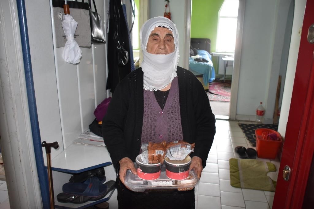 Kocasinan’da gönüller kazanılıyor, evlere her gün 4 çeşit sıcak yemek gidiyor
