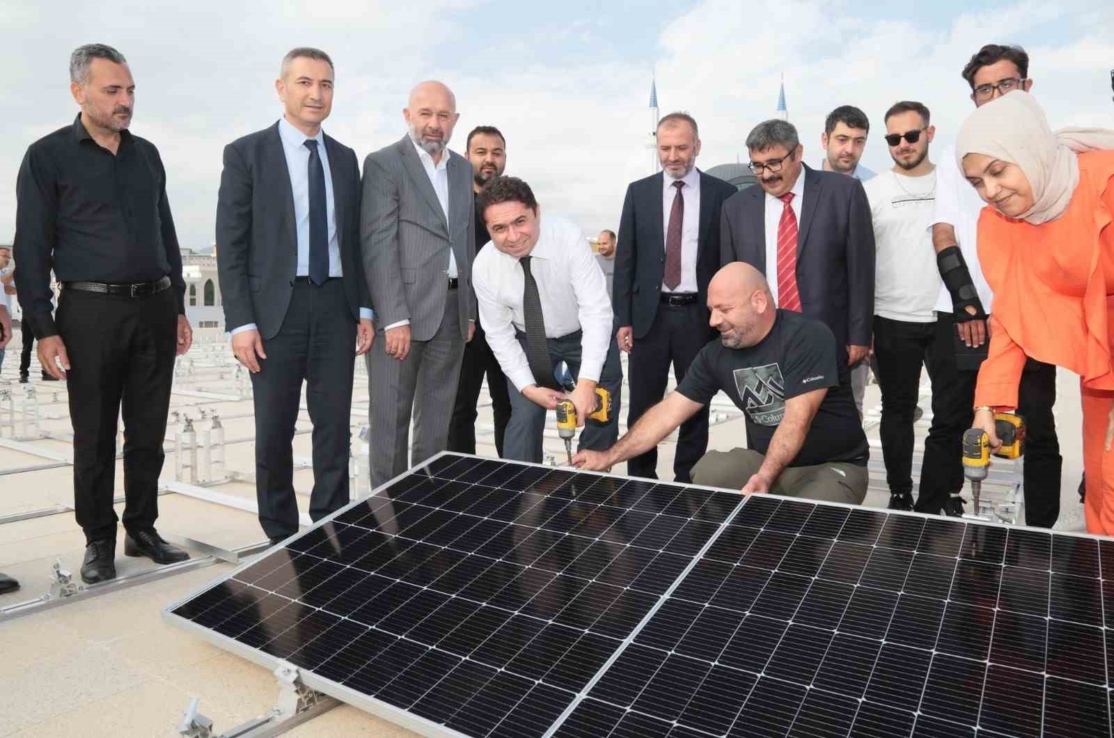 Bu üniversite elektriğe para vermiyor, üzerine para alıyor
