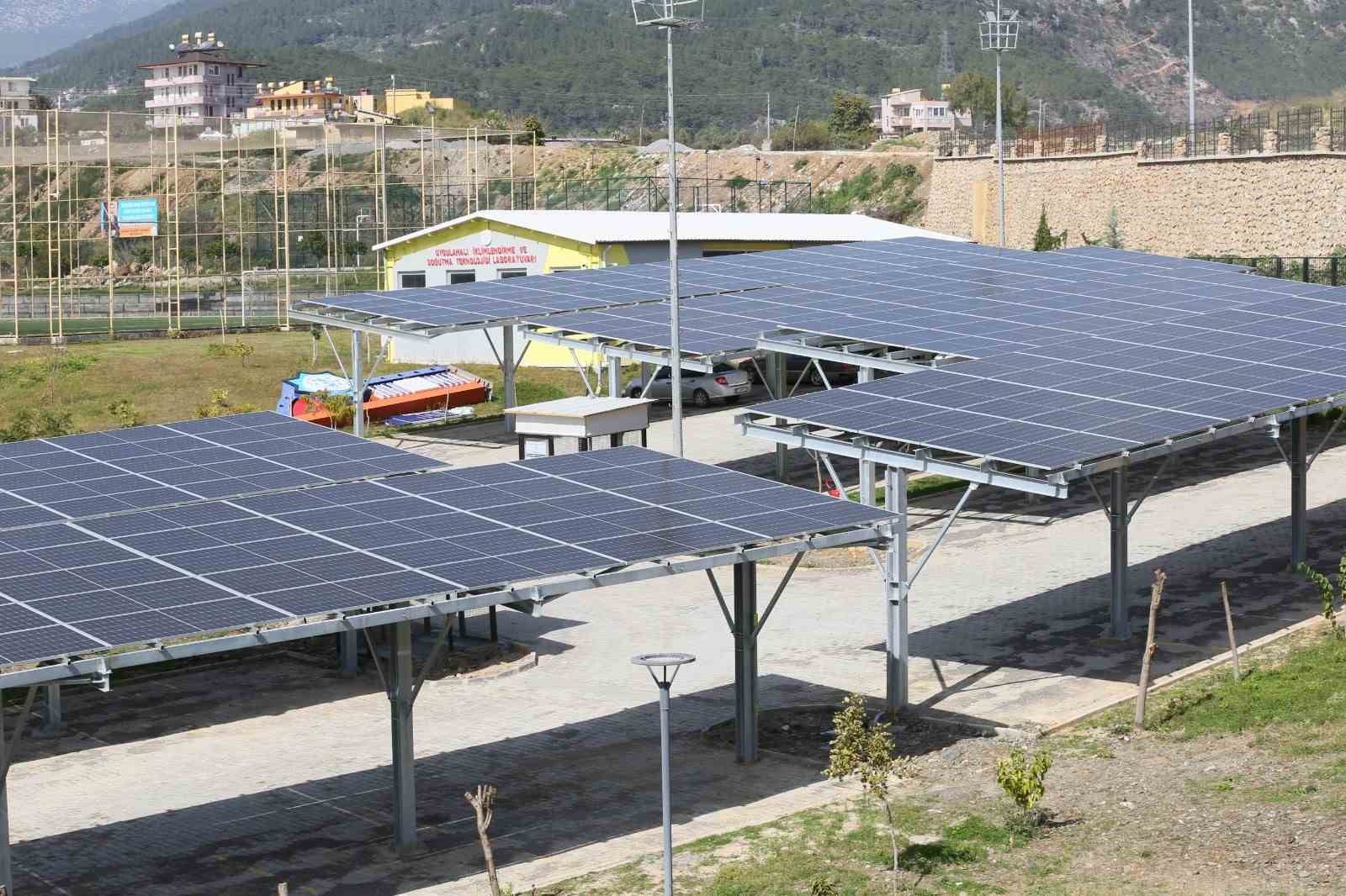 Bu üniversite elektriğe para vermiyor, üzerine para alıyor
