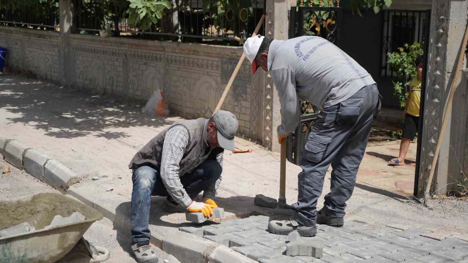 Kaldırım düzenleme çalışmaları tüm hızıyla devam ediyor
