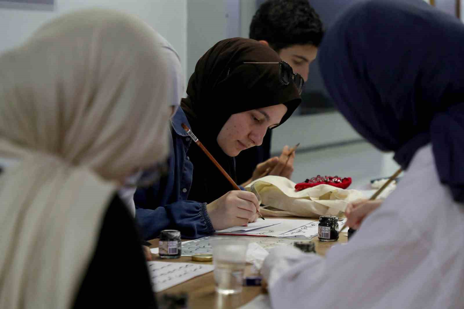 Geleneksel sanatlarda gençler yeteneklerini keşfediyor
