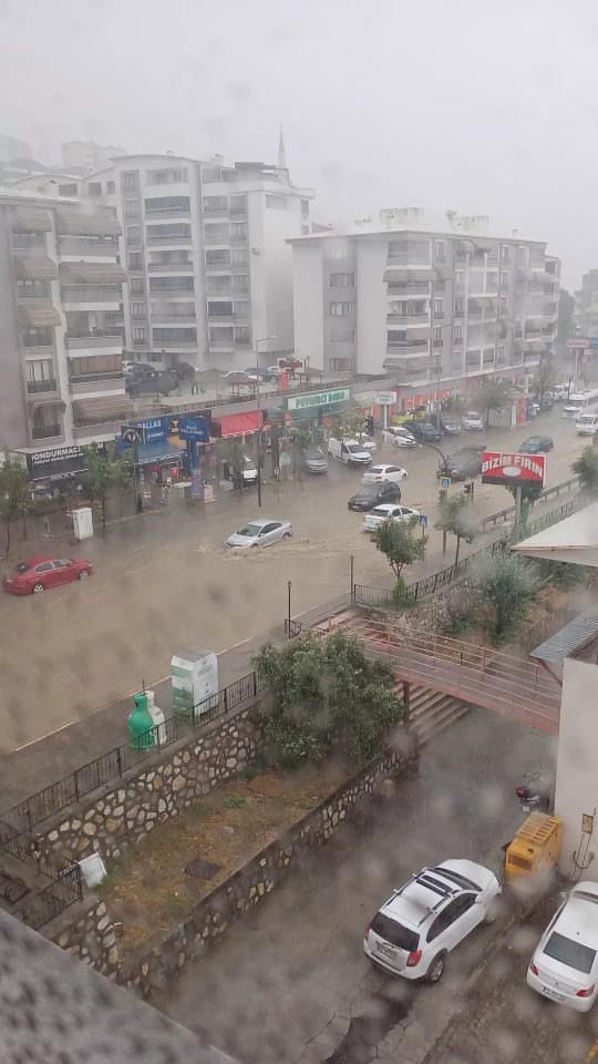 Bursa’da aniden bastıran yağmur, hayatı felç etti
