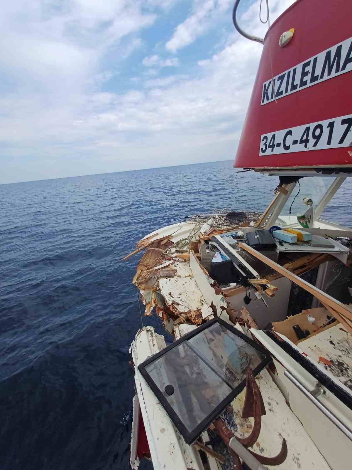 Yunan unsurları Türk balıkçı teknesine çarparak hasar verdi
