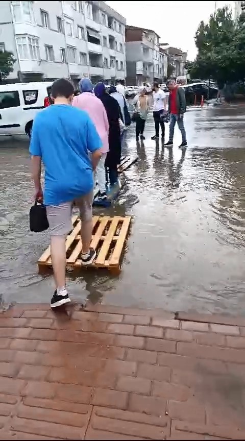 İnegöl’de sağanak hayatı felç etti
