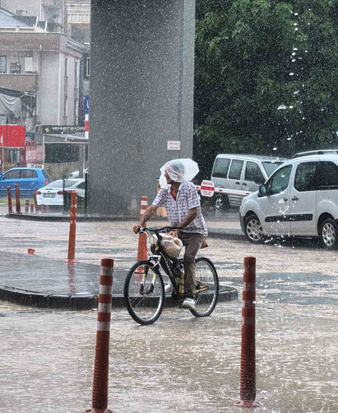 İnegöl’de sağanak hayatı felç etti
