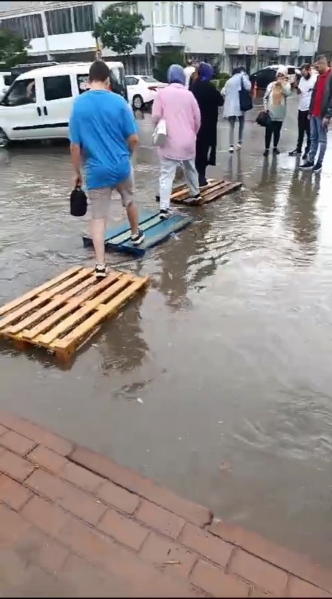 İnegöl’de sağanak hayatı felç etti
