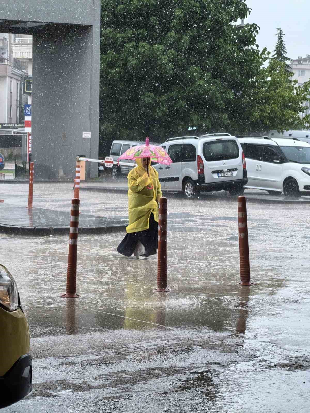 İnegöl’de sağanak hayatı felç etti
