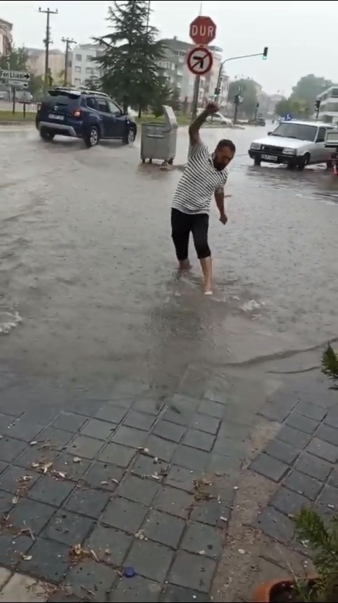 İnegöl’de sağanak hayatı felç etti
