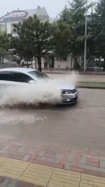 İnegöl’de sağanak hayatı felç etti
