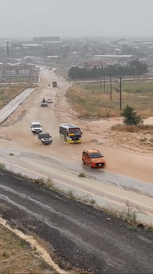 İnegöl’de sağanak hayatı felç etti
